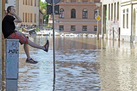 Chlapec sediaci na rozvodnej skrini vo východnom nemeckom meste Halle po vyplavení rieky Saale 5. Júna 2013