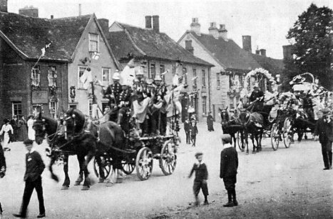 Korunovačný sprievod Georga V s ozdobnými požiarnymi vozmi, 1911, pohľadnica