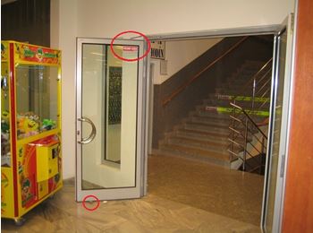 Protipožiarny uzáver na slovenský spôsob - otvorené dvere zaistené dreveným klinom